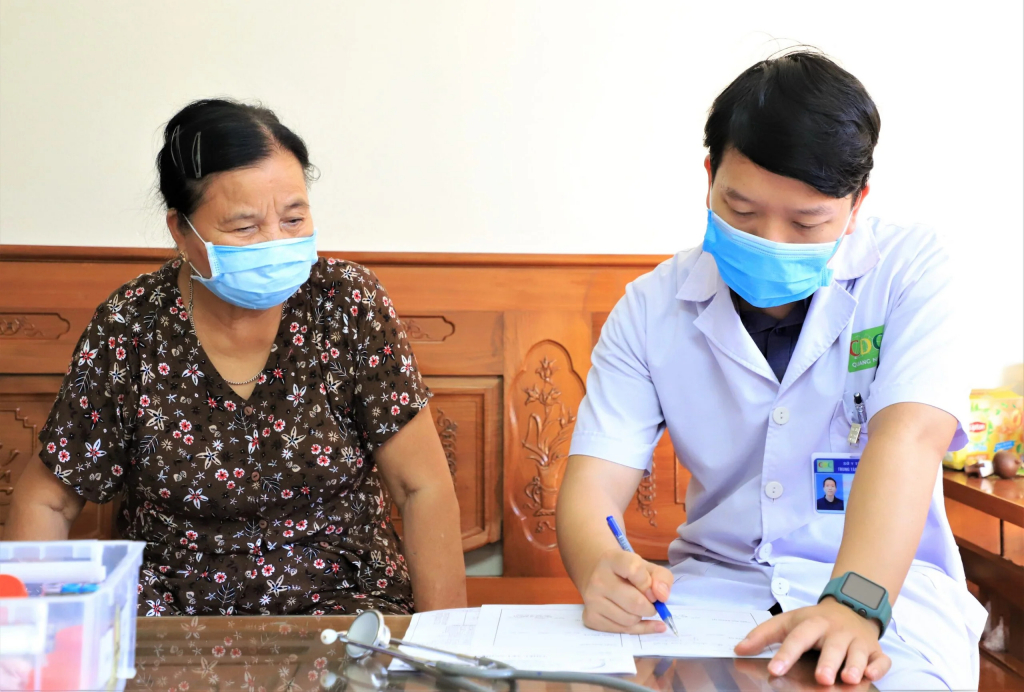 Bác sĩ CDC Quảng Ninh khám chữa bệnh tại nhà cho người cao tuổi. Ảnh: Hoàng Yến (CDC Quảng Ninh)