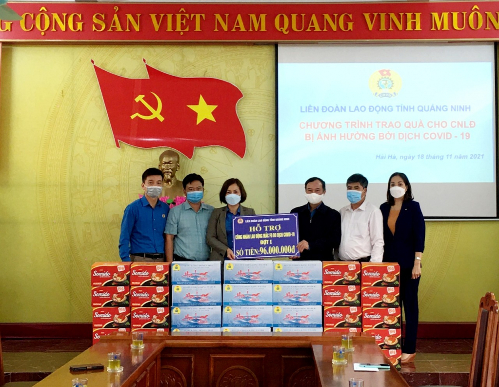 LĐLĐ tỉnh hỗ trợ NLĐ huyện Hải Hà gặp khó khăn do dịch Covid - 19. Ảnh Trần Trinh (Trung tâm TTVH huyện Hải Hà)