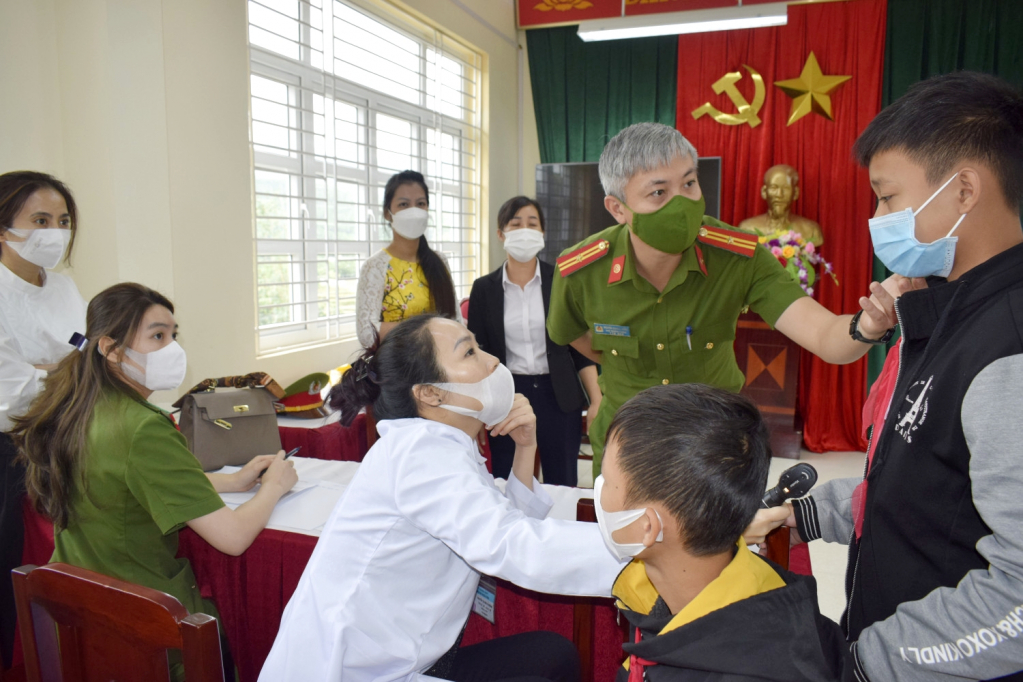 Chi đoàn Phòng Cảnh sát phòng chống tội phạm về môi trường phối hợp khám, sàng lọc mắt cho học sinh nghèo.