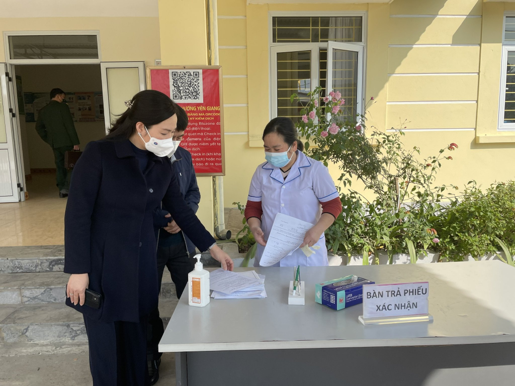 Vice Chairman Nguyen Thi Hanh inspected the Covid-19 prevention and control work at the medical station of Yen Giang ward in Quang Yen town.