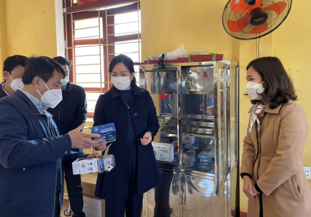 Vice Chairman Nguyen Thi Hanh inspected the operation of the mobile medical station at Hiep Hoa commune in Quang Yen town.