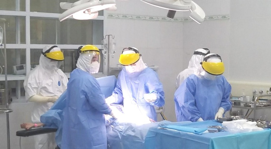 Các y, bác sĩ Bệnh viện Sản Nhi Quảng Ninh đã đỡ đẻ thành công cho một sản phụ mắc Covid-19 tháng 2/2021.