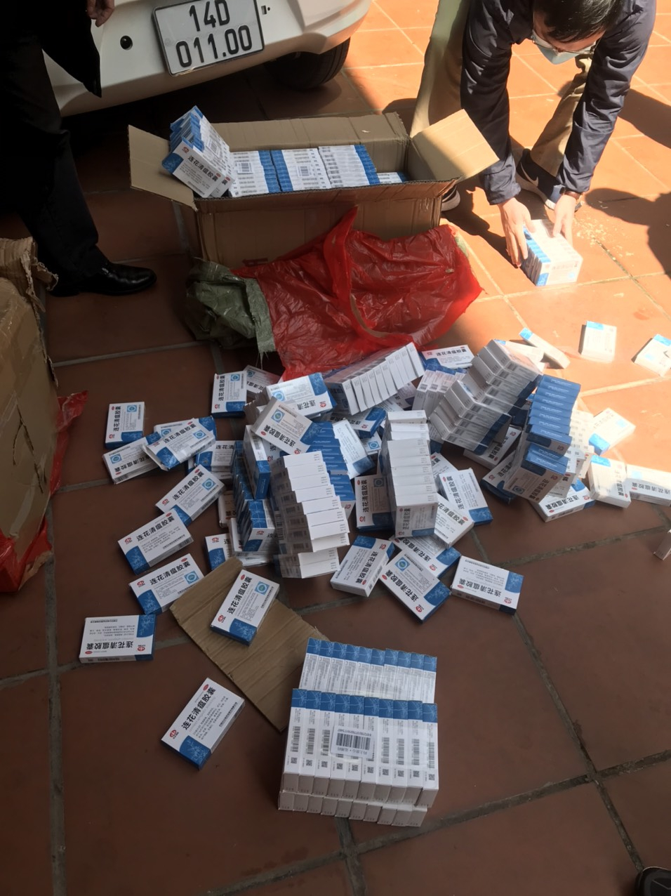 Tang vật gồm 400 hộp thuốc hỗ trợ điều trị Covid-19 nhập lậu bị bắt giữ.