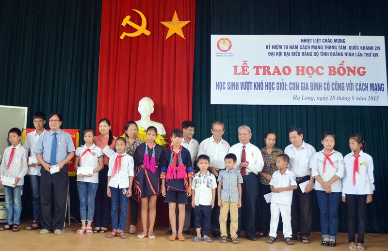  Hội Khuyến học tỉnh trao học bổng cho học sinh vượt khó học giỏi, con gia đình có công với cách mạng.