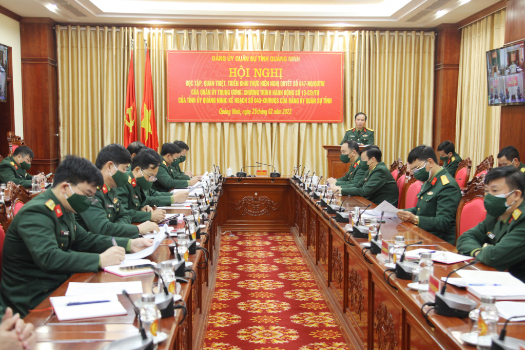 Đại tá Nguyễn Quang Hiến, Phó Bí thư Thường trực Đảng ủy, Chính ủy Bộ CHQS tỉnh, Quán triệt Nghị quyết 847-NQ/QUTW ngày 28/12/2021 của Quân ủy Trung ương và Công văn số 199/CT-TH ngày 27/01/2022 của Tổng Cục Chính trị về việc thông tin vụ việc khởi tố bị can đối với cán bộ Quân đội thuộc diện Bộ Chính trị, Ban Bí thư quản lý.