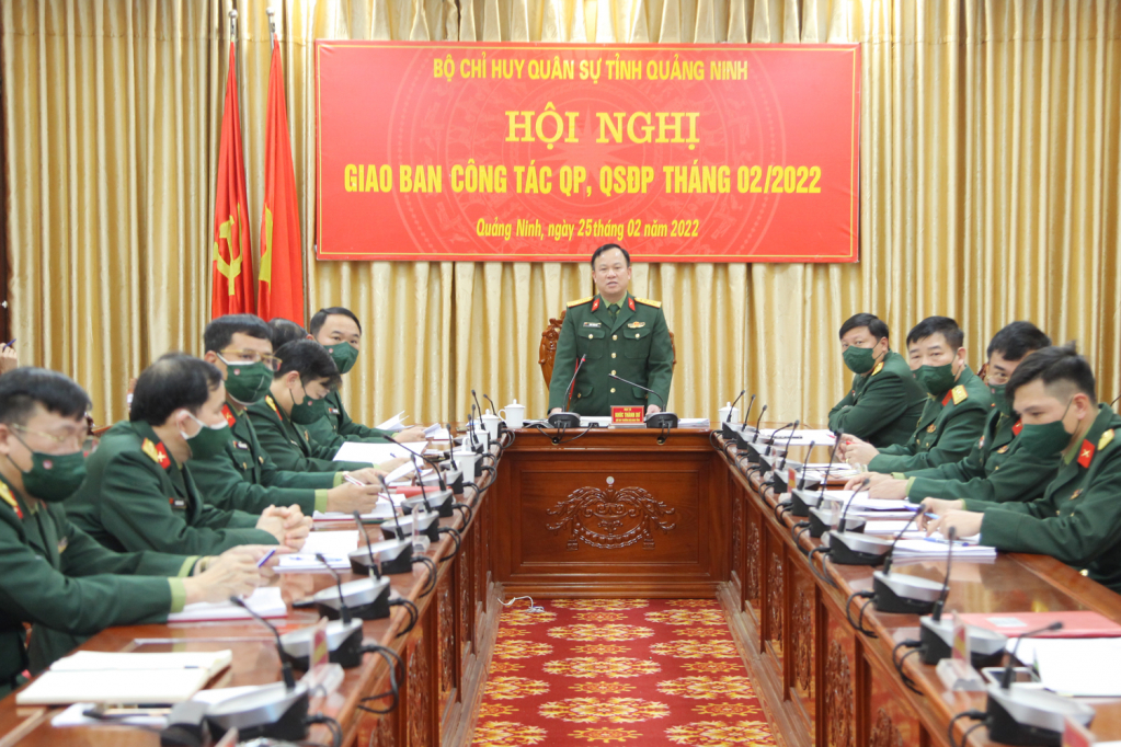 Đại tá Khúc Thành Dư, Ủy viên Ban Thường vụ Tỉnh ủy, Chỉ huy trưởng Bộ CHQS tỉnh, chủ trì Hội nghị giao ban trực tuyến công tác quốc phòng, quân sự địa phương tháng 2 năm 2022