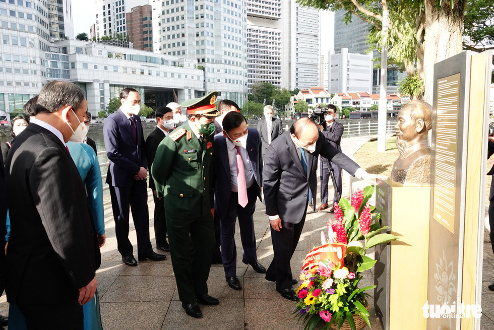 Chủ tịch nước Nguyễn Xuân Phúc dâng hoa tượng đài Chủ tịch Hồ Chí Minh tại Singapore - Ảnh 2.