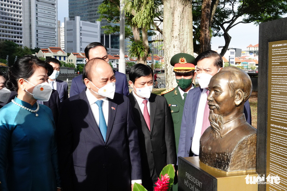 Chủ tịch nước Nguyễn Xuân Phúc dâng hoa tượng đài Chủ tịch Hồ Chí Minh tại Singapore - Ảnh 3.