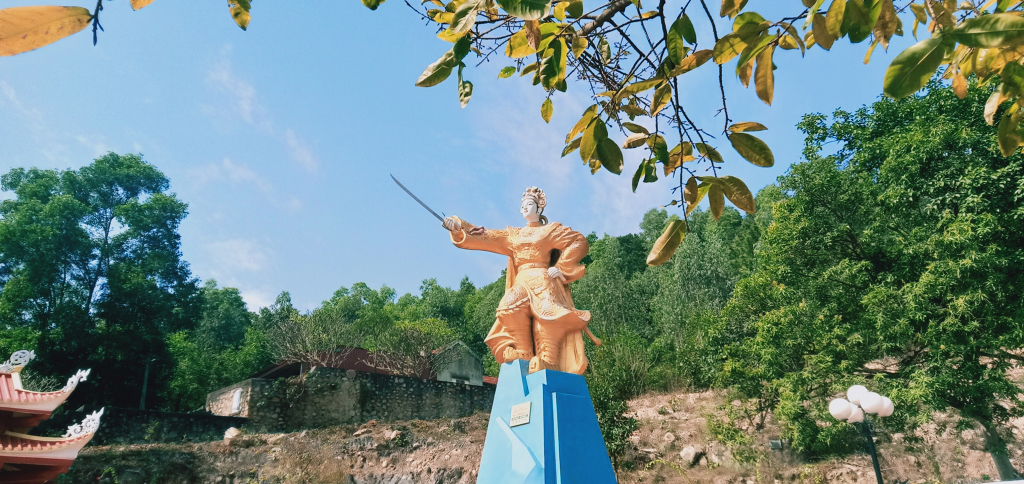 Tượng nữ tướng Lê Chân trước đền thờ tại thôn An Biên, xã Thủy An, TX Đông Triều.