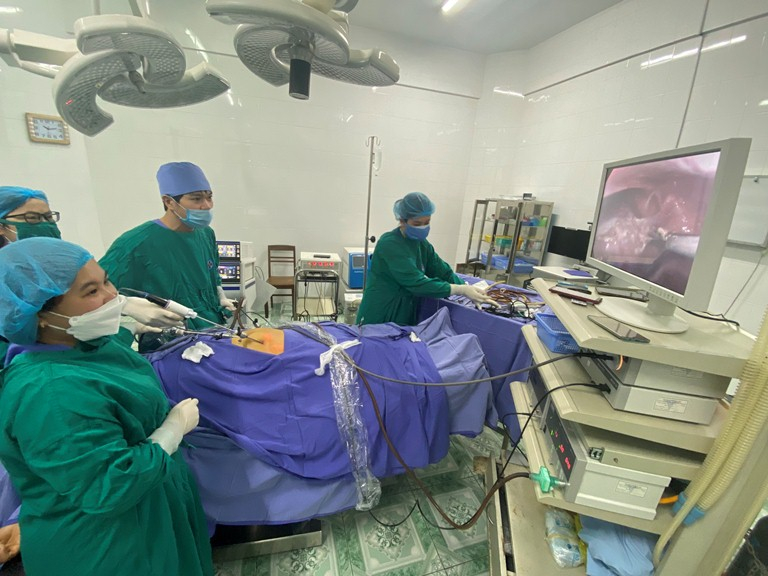 Phẫu thuật nội soi u xơ tử cung tại Trung tâm Y tế Tiên Yên .Ảnh: TTYT Tiên Yên.