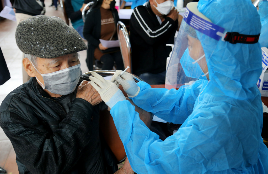 Nhân viên y tế TP Uông Bí tiêm phòng Covid- 19 cho người cao tuổi, người có bệnh nền trên địa bàn thành phố. Ảnh: Minh Hà