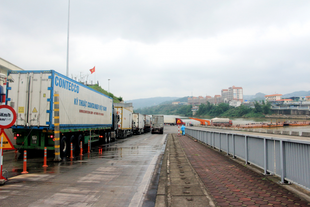Các xe chở hàng hóa XNK chờ được thông quan qua Cầu phao Km3+4 Hải Yên (TP Móng Cái). Ảnh: Mạnh Trường
