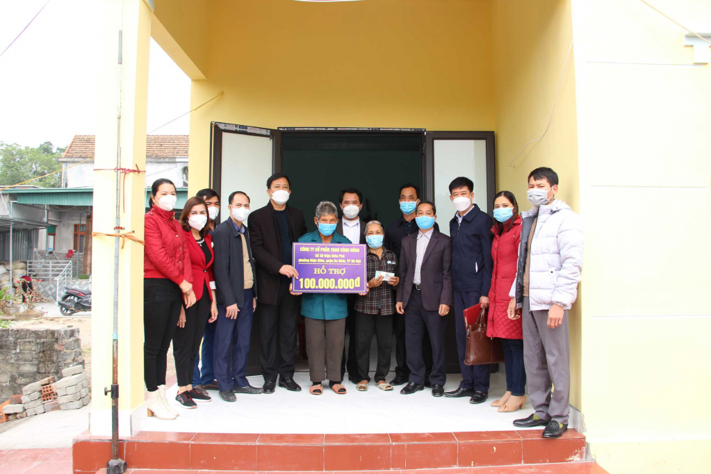 Uỷ ban MTTQ TX Quảng Yên cùng lãnh đạo một số đoàn thể, phòng chuyên môn thị xã trao tặng kinh phí cho hộ cận nghèo tại xã Liên Vị. Ảnh: Trung tâm TT&VH thị xã
