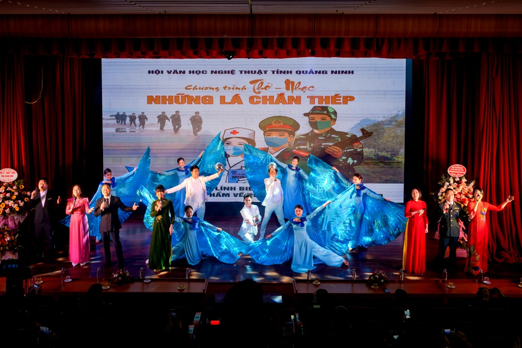 Tốp ca thể hiện ca khúc “Bài hát Quảng Ninh tự tin chiến thắng” của nhạc sĩ Tuấn Đạt.