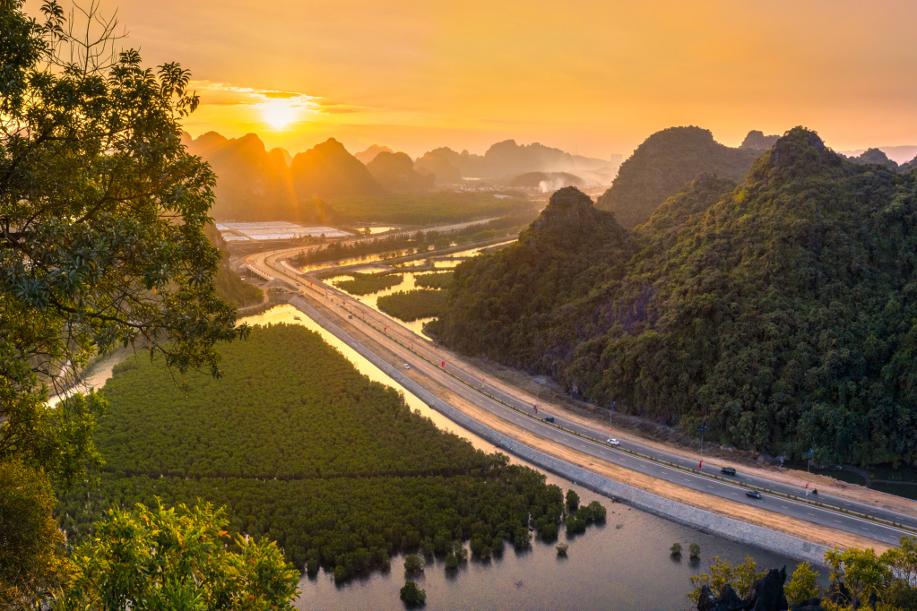 Con đường mới. Ảnh: Nguyễn Thành Chung