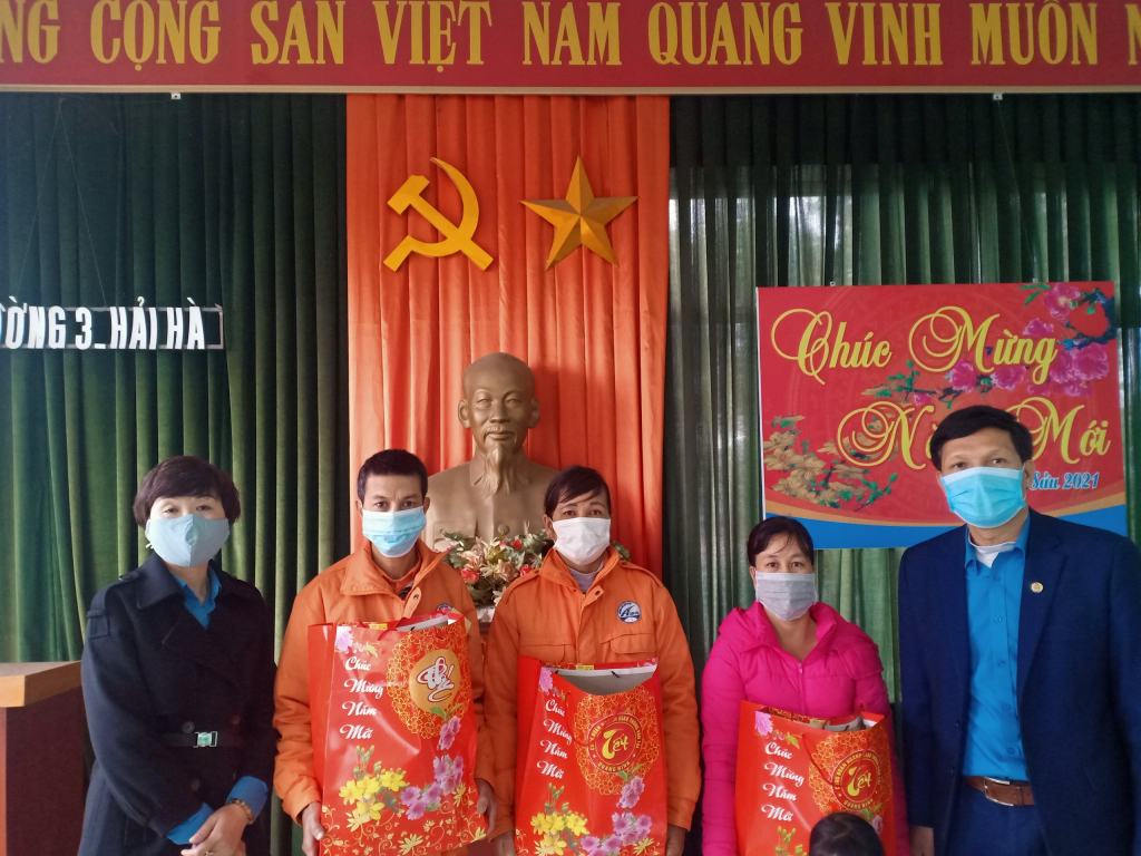 Công đoàn ngành GTVT Quảng Ninh tặng quà Tết  2022 cho người lao động Công ty CP Đường sông 3.