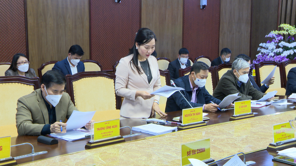 Đồng chí Nguyễn Thị Hạnh, Phó Chủ tịch UBND tỉnh báo cáo về công tác phòng, chống dịch Covid - 19 trên địa bàn tỉnh