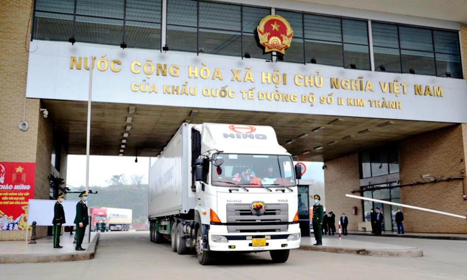 Xuất khẩu 100 tấn thanh long ngày đầu năm mới ở Cửa khẩu Kim Thành