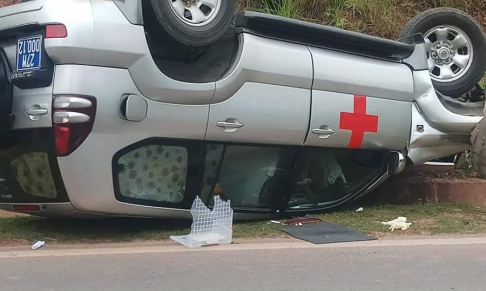 Va chạm với xe cứu thương trên Quốc lộ 6, 2 người bị thương
