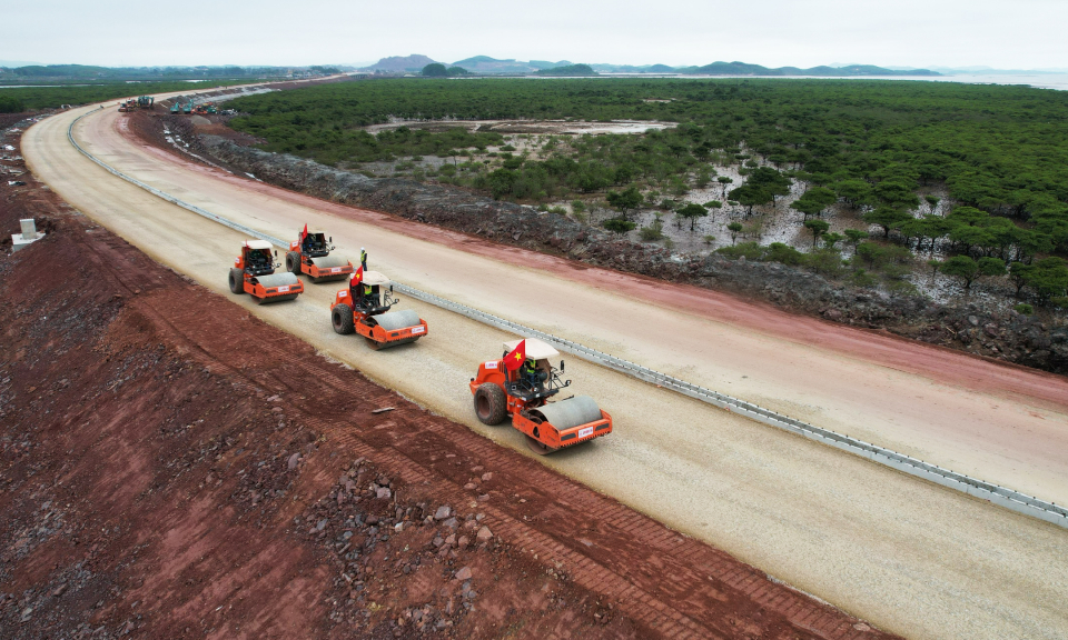 Tết không nghỉ trên công trường cao tốc Vân Đồn - Móng Cái