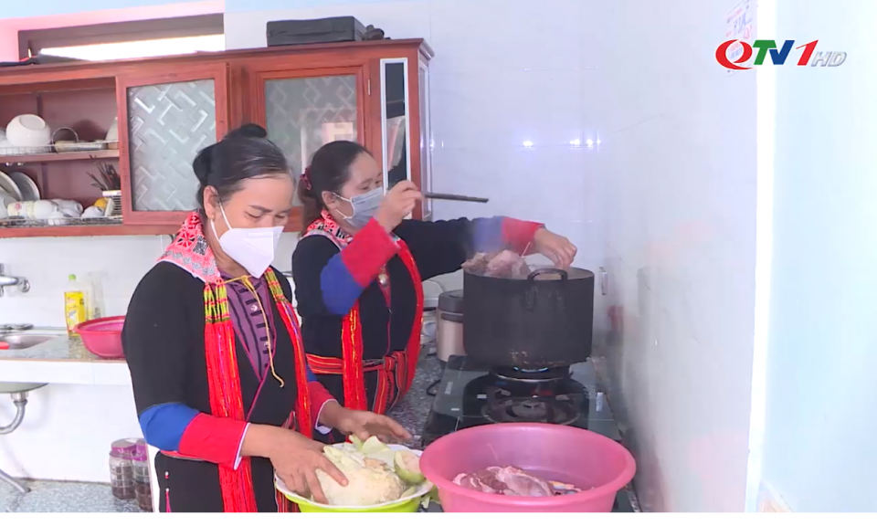 下龙市平钙乡青衣瑶族同胞迎春节
