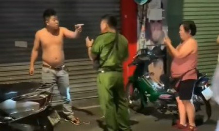 Nam thanh niên tấn công cảnh sát ở TP.HCM