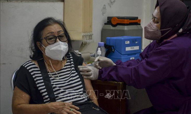 Indonesia hạn chế người cao tuổi ra khỏi nhà