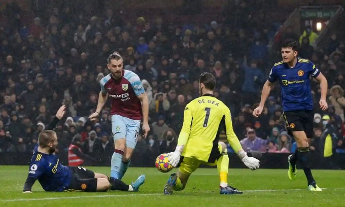 Đội chót bảng cầm chân Man Utd