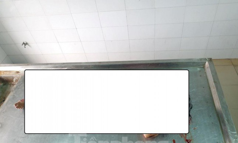 Cảnh sát vây bắt đối tượng chém chết vợ ‘hờ’, cầm dao bỏ chạy qua nhiều dãy nhà trọ