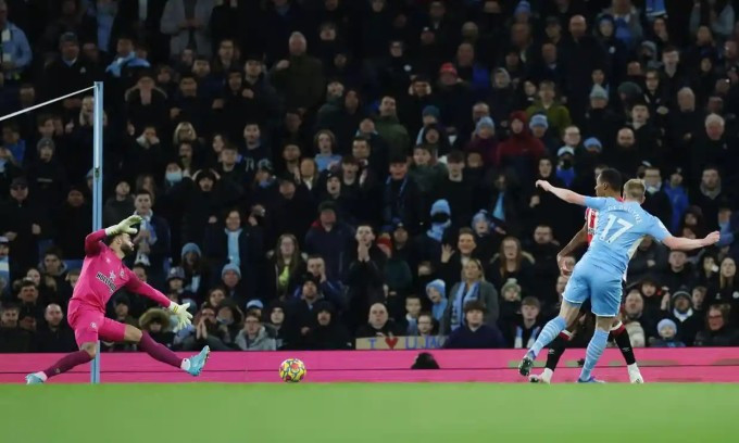 Man City hơn Liverpool 12 điểm