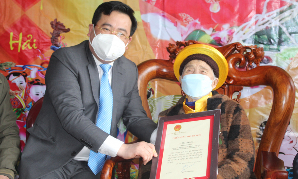 Móng Cái: Mừng thọ các cụ tròn 100 tuổi
