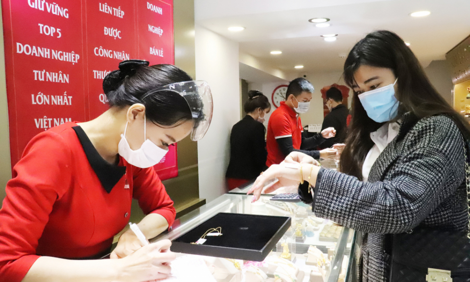 Crowds buy gold on God of Wealth day