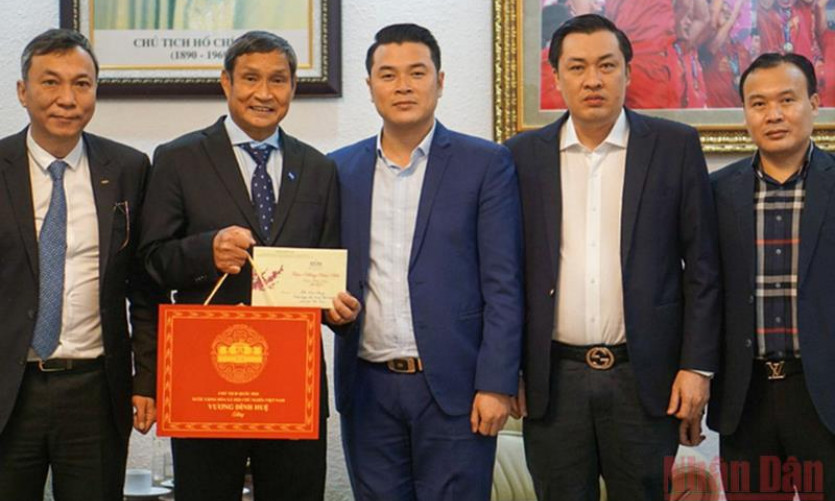 Chủ tịch Quốc hội Vương Đình Huệ chúc mừng thành tích của bóng đá nữ