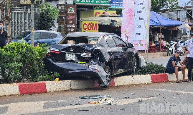 Xe tải bất ngờ “lùa” hai ô tô đang dừng chờ đèn đỏ ở Đắk Nông