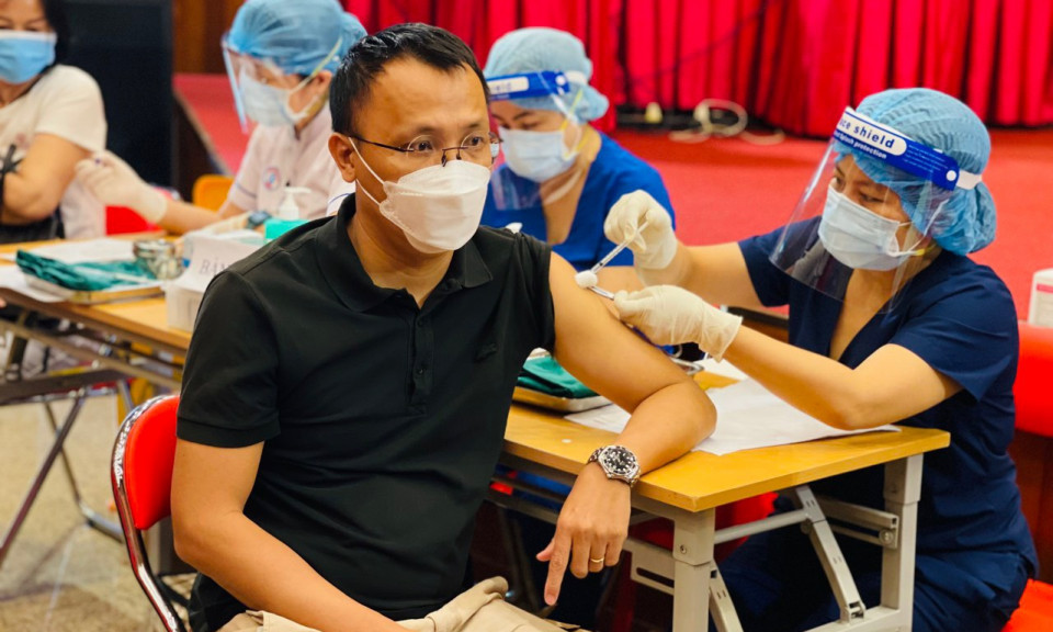 Chiều 12/2: Còn 10 tỉnh bao phủ mũi 2 vaccine phòng COVID-19 dưới 90%; Cả nước có 47 xã, phường thuộc 'vùng đỏ'