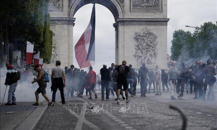 Cảnh sát Pháp chặn đoàn xe biểu tình tiến vào thủ đô Paris