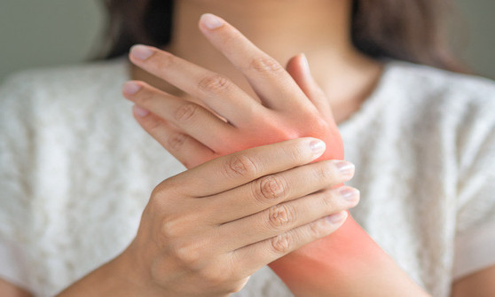 10 loại thực phẩm giúp xoa dịu cơn đau ở người bệnh viêm khớp trong thời tiết lạnh ẩm