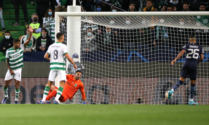 Man City đặt một chân vào tứ kết Champions League