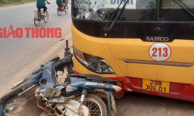 Người đàn ông đi xe máy tử vong sau va chạm với xe bus ở Hòa Bình