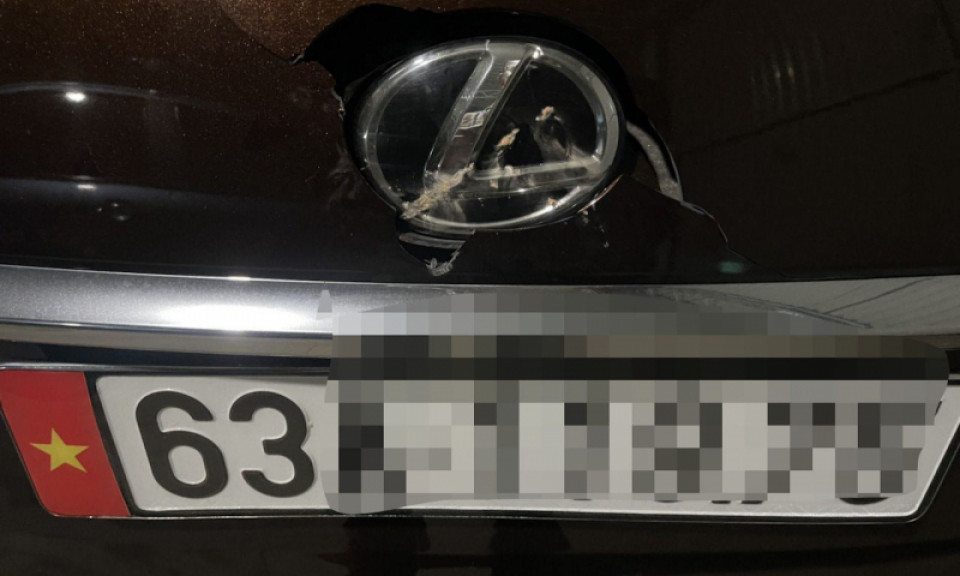 Bị đèn ô tô Lexus chiếu chói mắt, mang gạch đập cho "hả dạ"