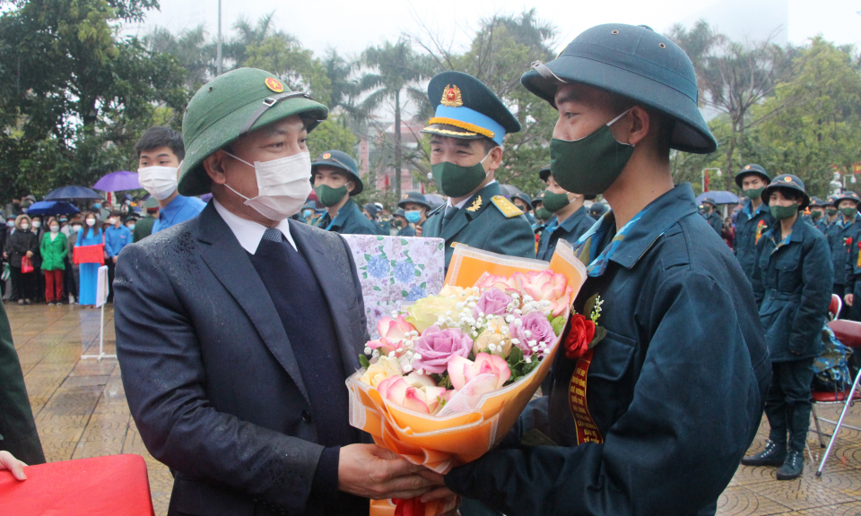 1.900 thanh niên ưu tú của Vùng mỏ lên đường nhập ngũ