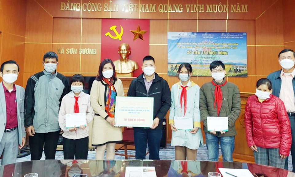 Trao đỡ đầu cho 3 học sinh mồ côi, hoàn cảnh khó khăn