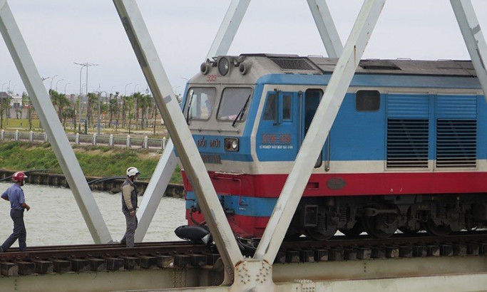 Kinh hoàng xe máy bị tàu hỏa kéo lê 100m khi băng qua đường sắt