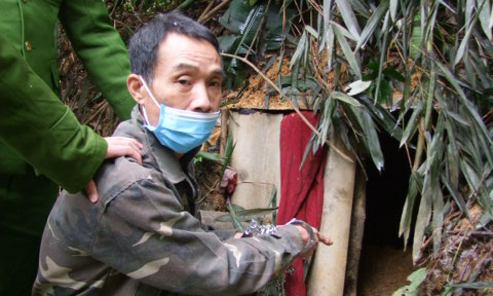 Trốn trong hang đá sau khi bắn vợ chồng cháu ruột