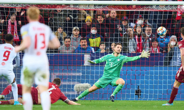 Bayern thoát thua phút cuối