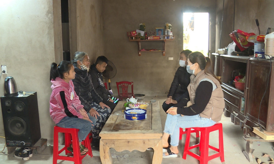 Vận động học sinh vùng cao đến trường sau Tết