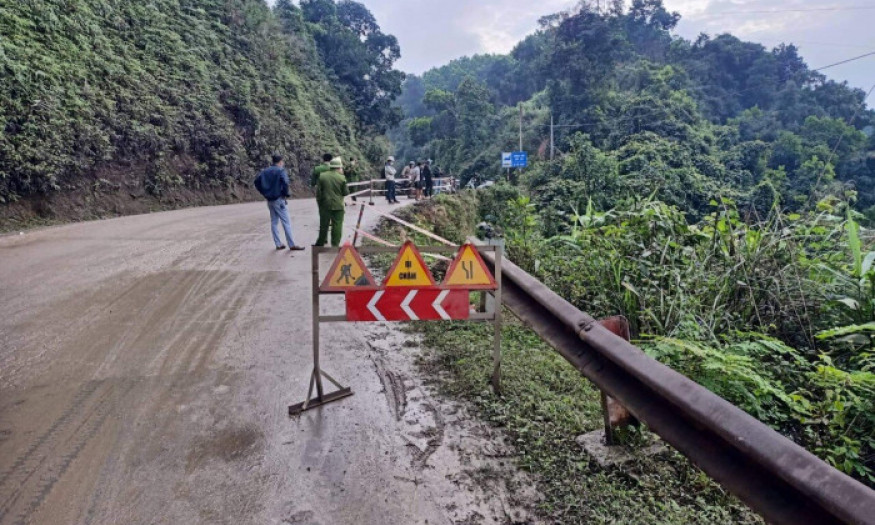 Lùi tránh xe ngược chiều trên QL8A, xe đầu kéo rơi xuống vực