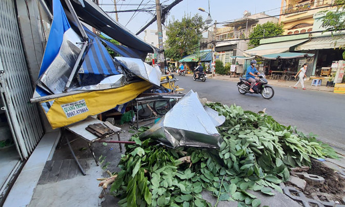 Ôtô lao vào quán nhậu, 3 người bị thương
