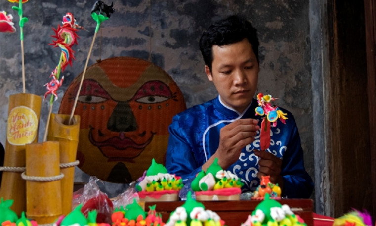 Man among toys: preserving the art of Tò he