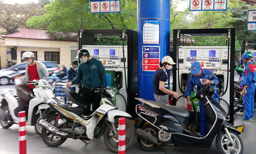 Áp lực tăng giá hàng hóa khi giá xăng dầu “leo thang”